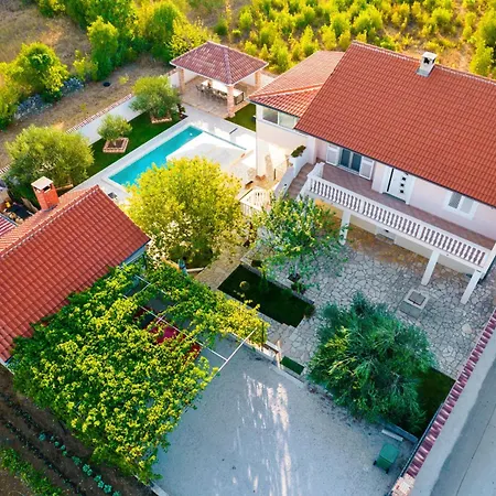 펜션 Dinko With Pool *